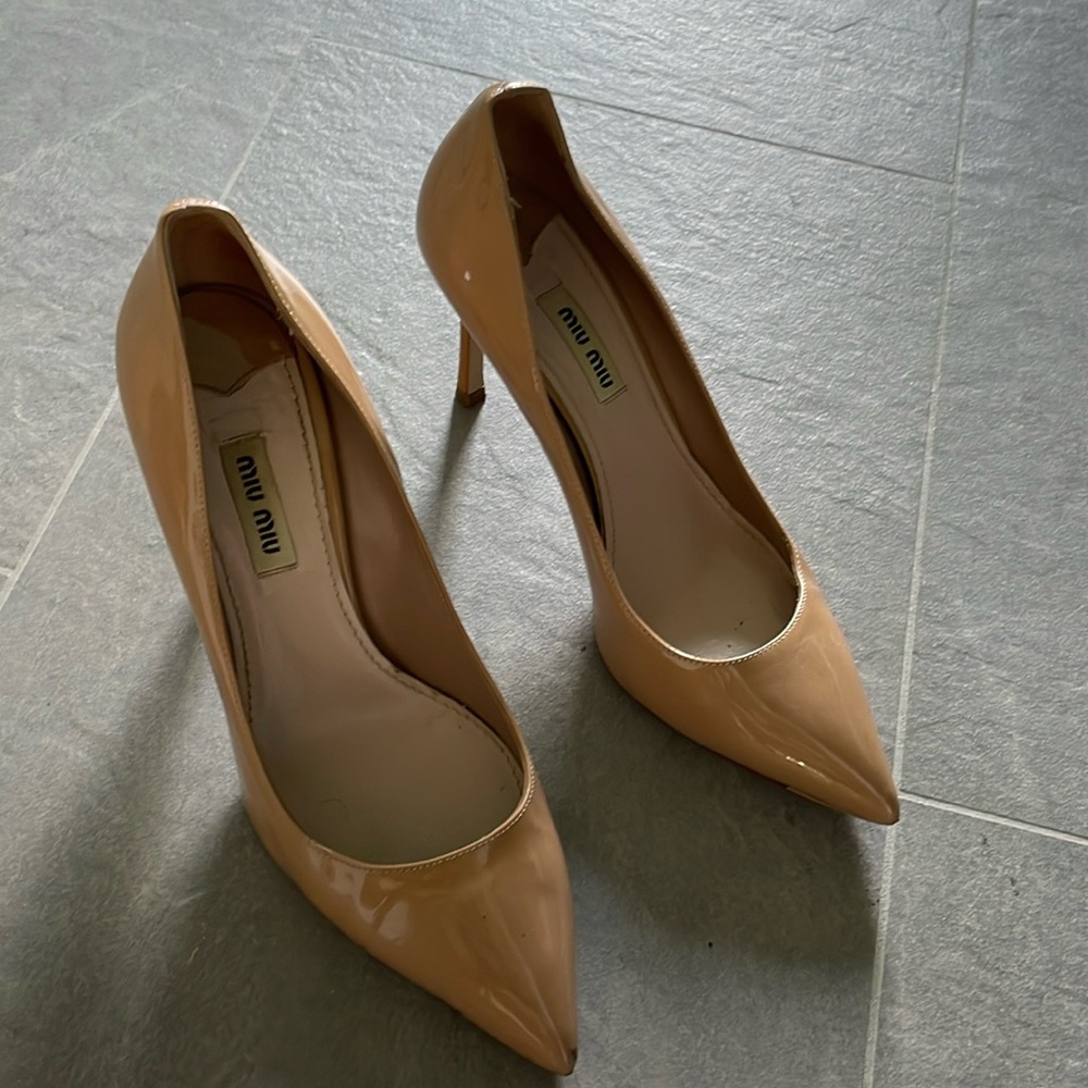 Nude patent leather Miu Miu pumps